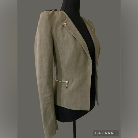 H & M  blazer 
Long sleeve- 2 side pockets 
Size 4 
EUR 34
160/80A
96% ALGODÓN - Picture 9 of 16